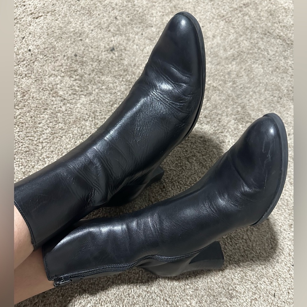 Women’s black boots pre loved and used